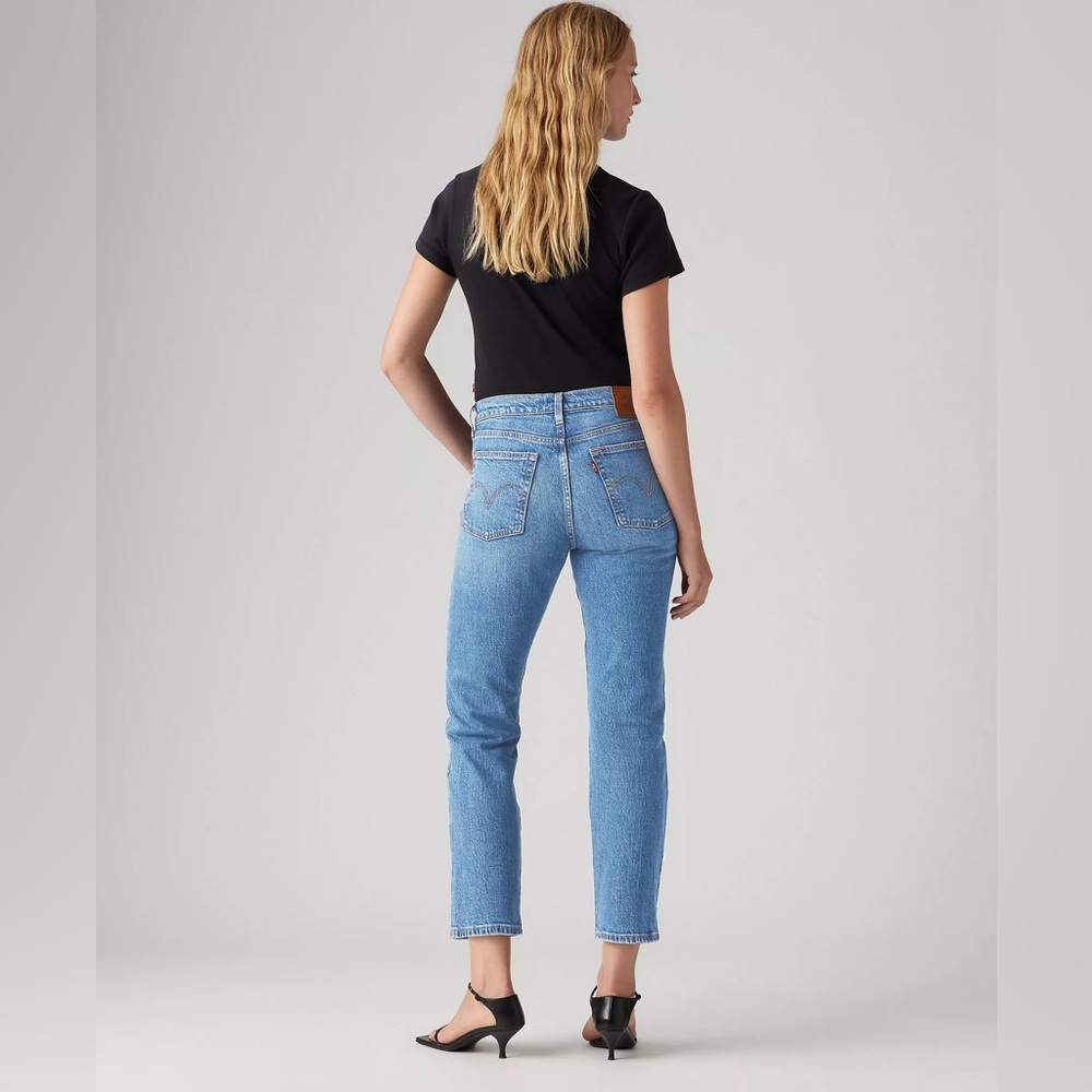 Levi’s Wedgie Straight Christina Wash 24 x 26 NWT!